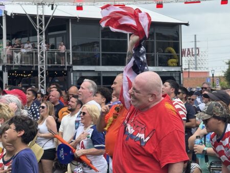 Houston fans cheer for U.S. World Cup team despite heat advisory